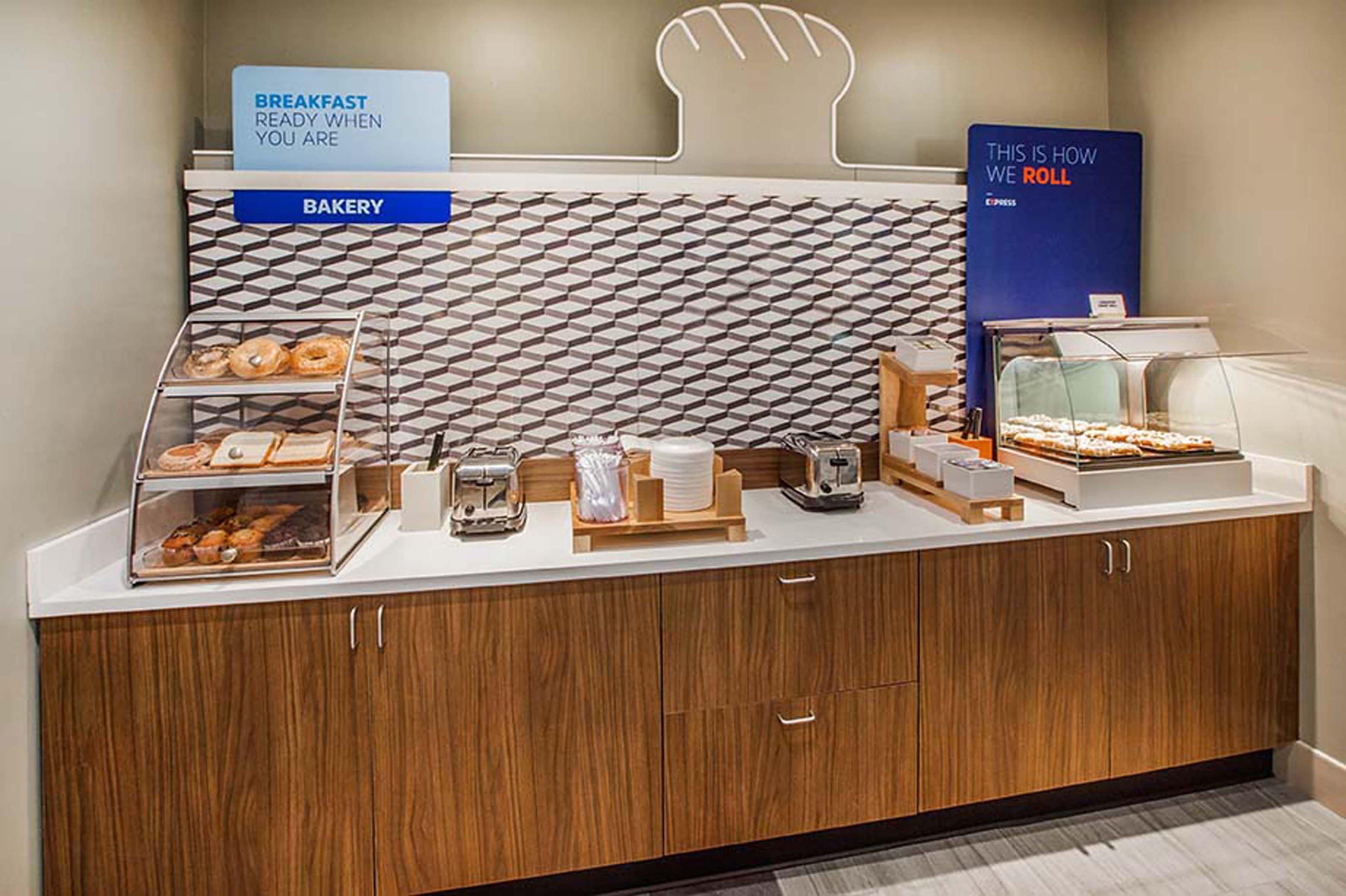 Holiday Inn Express & Suites Cleveland/Westlake By Ihg Esterno foto